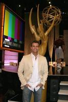 cameron mathison avec la statue d'emmy à l'intérieur du kodak theatre piror to daytime emmys au kodak theatre à hollywood, ca le 19 juin 2008 photo