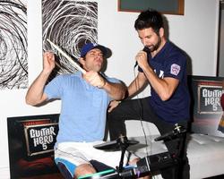 zachary levi et joshua gomez chuck kickoff party présenté par guitar hero five roosevelt hotel pool los angeles, ca 10 octobre 2009 photo