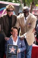 barry manilow, chris gardner et dave koz au hollywood walk of fame star cérémonie en l'honneur de dave koz capital building à hollywood los angeles, ca le 22 septembre 2009 photo