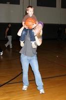 alison sweeney et son fils ben sanov au 20e james reynolds jours de notre vie match de basket-ball à l'école secondaire de pasadena sud à pasadena, ca le 29 mai 2009 photo