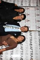 smokey robinson, épouse frances glandney, et ses filles tamla et berry arrivant à l'aftra media and entertainment excellence awards amees à l'hôtel biltmore à los angeles, ca le 9 mars 2009 photo