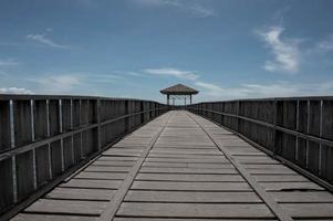 ponts en bois fond perspective avec ciel bleu photo