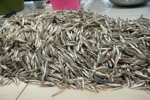 anchois ou appelé ikan teri sur le marché traditionnel photo