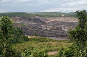 vue paysage de l'extraction du charbon à ciel ouvert. emplacement à l'est de Kalimantan, en Indonésie. photo