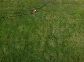 vue aérienne d'un homme se reposant sur la pelouse du parc photo