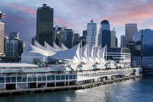 port de vancouver au lever du soleil sur la belle ville, de magnifiques immeubles de grande hauteur et d'autres bâtiments modernes. photo