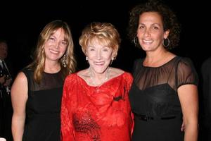 maria arena bell, jeanne cooper et barbara bloom lors d'une fête privée du 80e anniversaire de jeanne cooper organisée par lee bell chez elle à beverly hills, ca le 23 octobre 2008 photo