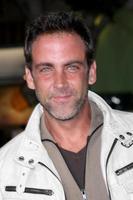 Carlos Ponce arrivant à la première de la retraite des couples Mann's Village Theatre Westwood, le 5 octobre 2009 photo