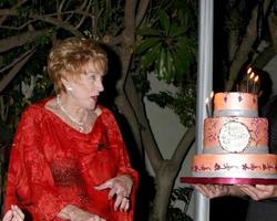 jeanne cooper avec son gâteau d'anniversaire lors d'une fête privée du 80e anniversaire de jeanne cooper organisée par lee bell chez elle à beverly hills, ca le 23 octobre 2008 photo