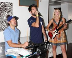 zach levi, joshua gomez, ashley campbell chuck kickoff party présenté par guitar hero cinq roosevelt hotel pool los angeles, vers le 10 octobre 2009 photo