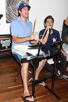 zachary levi et joshua gomez chuck kickoff party présenté par guitar hero five roosevelt hotel pool los angeles, ca 10 octobre 2009 photo