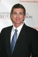 Joe Lando arrivant au 4e gala annuel de los angeles pour la fondation christopher et dana reeve, au beverly hilton hotel, à beverly hills, ca le 2 décembre 2008 photo