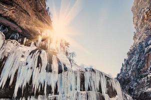 cascade gelée au coucher du soleil