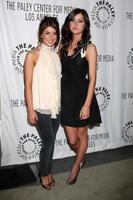 shenae grimes et jessica stroup arrivant à l'événement 90210 paleyfest09 le 11 avril 2009 au paley center for media à beverly hills, californie photo