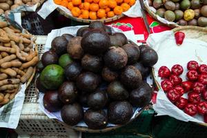 fruits tropicaux frais mélangés sur le marché de rue. marché local du matin à luang prabang, laos. photo