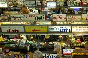 chiang mai, thaïlande, 2 janvier 2018. vue de dessus sur le marché alimentaire avec différents aliments locaux, enseignes, populations locales et touristes. photo