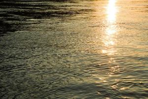 façon de réflexion du soleil sur une eau lors d'un coucher de soleil. photo