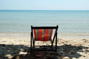 chaise de plage colorée sur une plage de sable près de la mer. koh chang, thaïlande. photo