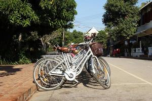 luang prabang, laos - 16 janvier 2018. l'une des rues centrales avec des vélos à louer. transport écologique pour réduire les émissions atmosphériques. photo