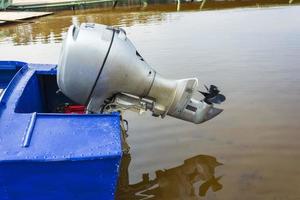 moteur hors-bord sur un bateau de pêche en aluminium bleu, moteur hors-bord sur un bateau de plaisance, lac, rivière, hélice photo