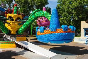 carrousels chapeaux mexicains dans un parc d'attractions, carrousels et personnes pendant l'été dans la ville, russie photo