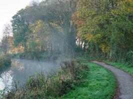 Temps d'automne à une rivière en Allemagne photo