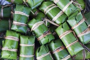 vue de dessus du riz gluant cuit à la vapeur cru avec de la banane ou les thaïlandais appellent la boue de khao tom dans le cuiseur à vapeur se préparent à la cuisson à la vapeur. photo