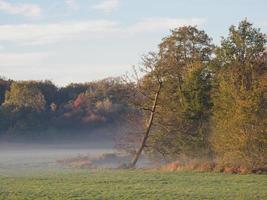 Temps d'automne à une rivière en Allemagne photo