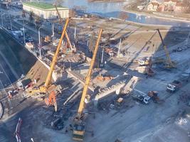 construction d'un nouveau viaduc au centre-ville. près de la rivière, sentier pédestre et de nombreux édifices. réfection de la route pour le passage des voitures et le passage des personnes photo