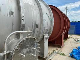 grand échangeur de chaleur à coque et tube en acier inoxydable brillant pour le chauffage de liquides et de gaz, prêt à être installé pour l'équipement de l'usine pétrochimique de raffinerie de pétrole sur le chantier de construction photo