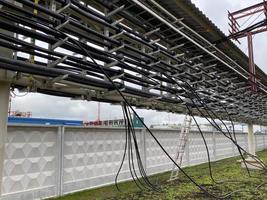 ferronnerie de la ferme du pipeline dans les airs contre le ciel. le système d'approvisionnement en eau, le chauffage, l'environnement pneumomandrel et l'électricité. contexte industriel photo