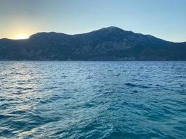 coucher de soleil dans les montagnes de la mer photo