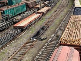 wagons de chemin de fer avec cargaison de métal et de céréales dans le port d'odessa. les trains attendent en ligne pour le chargement au terminal de fret. les solutions logistiques les plus économiques pour le transport ferroviaire photo