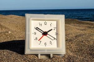 horloge sur la plage photo