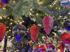 boules, cônes, étoiles sur le sapin de noël. fermer photo