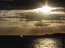 coucher de soleil sur l'océan de mauvaise humeur photo