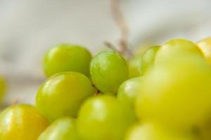 raisins dans un panier ou un bol, fruits d'été. photo