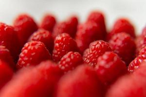 gros plan de framboise sur un beau stand, fruits d'été. photo