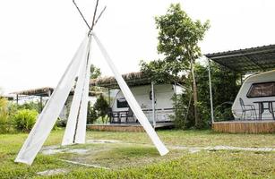 tentes en bois triangulaires décorées de tissu blanc avec fond de caravane photo