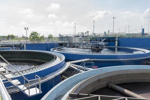bassins de traitement des eaux usées des installations industrielles photo