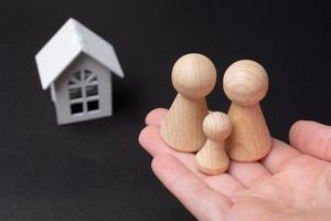 maison et figurines en bois comme concept d'assurance-vie