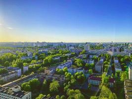 vue panoramique sur la ville. de belles maisons hautes, un parc verdoyant, des logements confortables pour les personnes. vue depuis l'étage supérieur. nature et ciel clair, maisons en béton photo