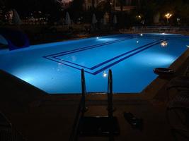côté piscine de nuit d'un hôtel riche photo