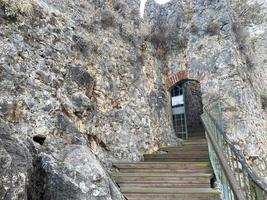 passage, porte, arche dans une ancienne ancienne forteresse médiévale faite de pavés et de briques dans une station touristique du sud de la région tropicale de l'est photo