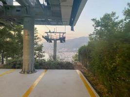 beau téléphérique moderne, ascenseur, funiculaire dans les montagnes en vacances dans un paradis tropical chaud de l'est de la station balnéaire du sud photo