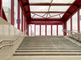 nouveau passage souterrain moderne à travers une grande route souterraine avec une nouvelle rénovation et des carreaux de granit avec des escaliers avec des marches. infrastructures urbaines photo