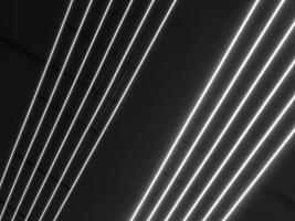 texture de néon brillant noir et blanc led rayures abstraites laser multicolores et lignes de lampes parallèles. l'arrière-plan photo