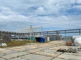 un grand entrepôt extérieur sur un chantier de construction, un entrepôt d'équipements industriels et de matériaux dans des boîtes sur un site de stockage à ciel ouvert photo