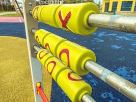 jeu de tic-tac-toe pour les enfants sur l'aire de jeux. grands cubes jaunes arrondis en matériaux légers et écologiques pour le contact avec les enfants. jeux de plein air photo