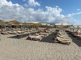 Chaises longues et parasol avec parasols sur la plage sur la mer en vacances dans un pays tropical de l'Est chaud touristique Southern Resort photo